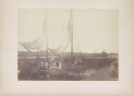 Twee schepen in de Oranjesluizen te Amsterdam