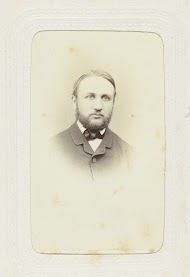 Studioportret van een man met snor en baard