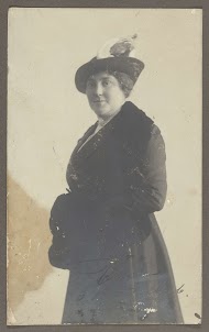 Portret van Tine in winterkleding met een hoed op het hoofd