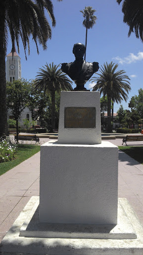 Busto De Arturo Prat 