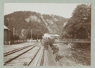 Spoor- en riviergezicht tegen de achtergrond van een bebosd berglandschap nabij het station van Rübeland