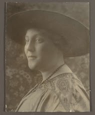 Portret van een Tine met hoed en kralenketting