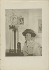 Portret van een onbekende vrouw met op de achtergrond Japanse prenten