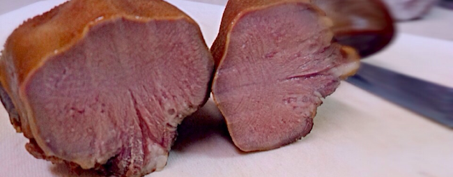 月末の食卓にこれどう 豚タンの燻製を自分で作ってみる