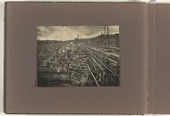 Steigerconstructie in landschap met arbeiders