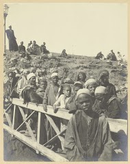 Nubische jongens en mannen op een loopbrug, Egypte