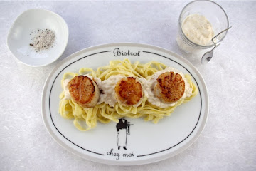 SCALLOPS IN CHAMPAGNE CREAM SAUCE WITH TRUFFLE SALT