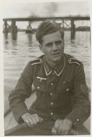 Een lid van de Wehrmacht in een roeiboot