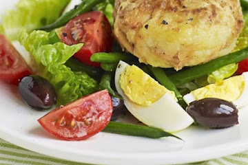 Tuna fish cake Niçoise salad