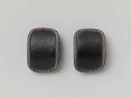 Schoengesp van ijzer, rechthoekig model met afgeronde metalen hoeken en een zwart leren middendeel