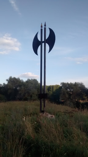 Памятник Топору