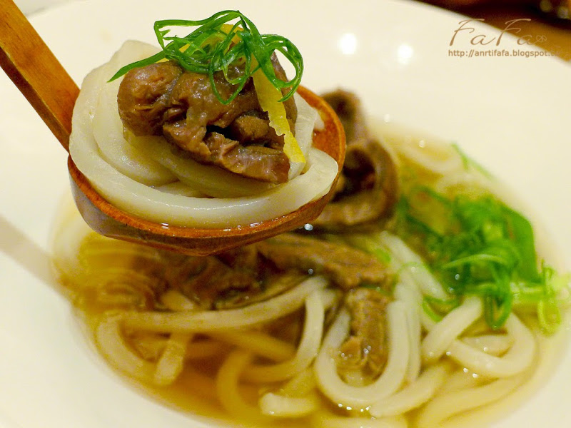 嘉禾屋 。 精心淬鍊金黃高湯與斑點穀物烏龍麵 (Lumix DMC-LX5)