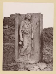 Grafsteen van een onbekende jonge vrouw met een kruik in Athene