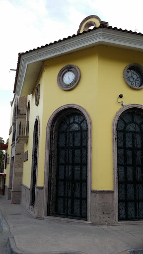 Reloj Yellow Business Center