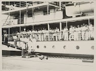 Mannen poserend aan boord van het schip Van Outhoorn