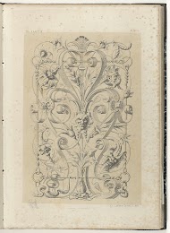 Paneel met satermasker tussen bladranken en rolwerk