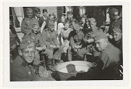 Duitse soldaten schillen aardappelen.