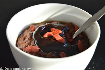 Vegan double chocolate oatmeal with goji berries {Guest Post}