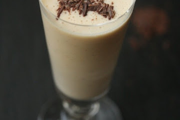 Healthy Peanut Butter Banana Smoothie with Cacao Nibs (Low FODMAP)