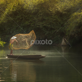 fisherman by Jakkree Thampitakkul - People Street & Candids
