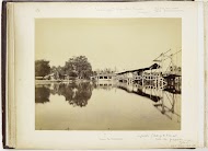 Het kantoor van de Firma Sandel met de hangbrug over de Wampoe rivier, Tandjong Poera,  Langkat Sumatra