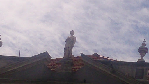 Estátua No Telhado 