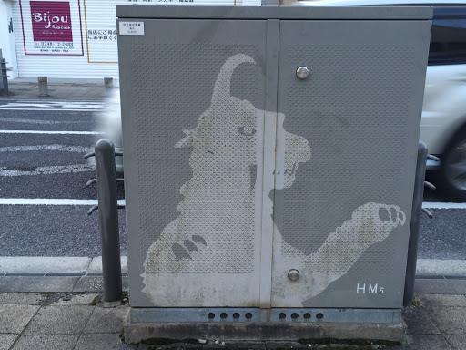 Portal - ブラックキングのシルエットが描かれた配電設備