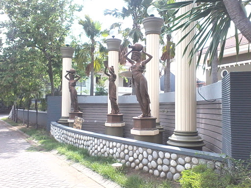 Tiga Dewi Statue