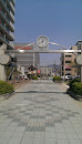 JR六地蔵駅前の時計アーチ