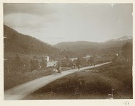 Een tocht met rijtuigen en paarden door een glooiend dal, vermoedelijk in de Harz