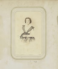 Portret van een vrouw in een wijde rok met een witte blouse