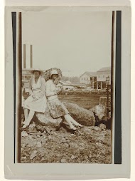 Vrouwen voor de fabriek in Moengo