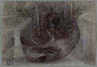 Weg en brug over de Woih ni Koelos