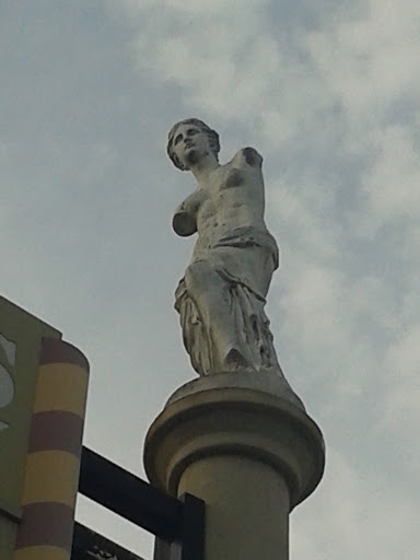 Portofino Statue II