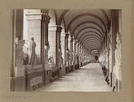 Beeldengalerij met rouwkransen op de begraafplaats van Staglieno in Genua