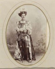 Portret van een jonge man in kostuum met zwaard