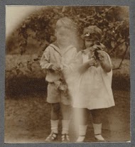 Portret van Klaas en Tiny Kleiterp in een tuin in Bengkajang