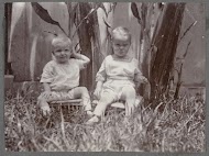 Klaas Kleiterp (rechts) en een kind van de familie Eckhardt in een tuin in Nederlands-Indië