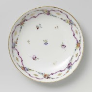 Schotel, beschilderd met strooibloemen en gouden lovertjes