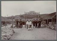 Officieren met vrouwen in bivak Lampahan