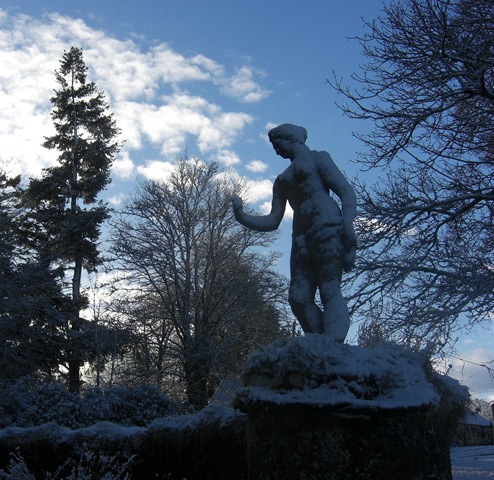 [snow on a Traquair statue[4].jpg]