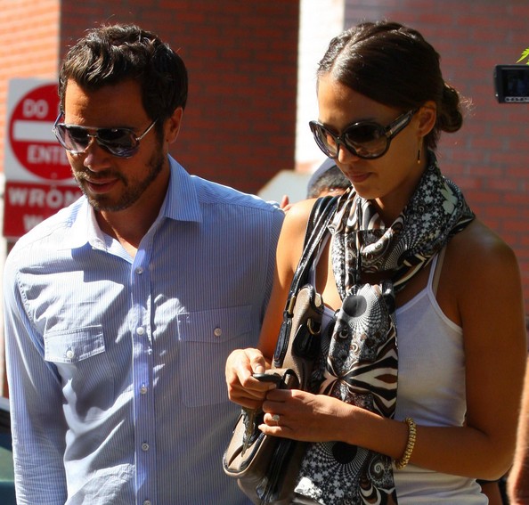 [Jessica+Alba+Cash+Warren+Out+Brentwood+vB48G7tASErl.jpg]