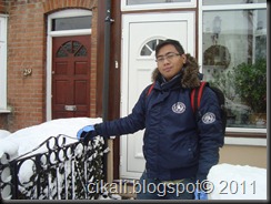 posing depan rumah seblm kluar.. hehe