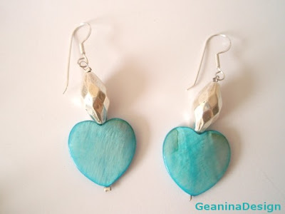 Cercei din sidef bleu in forma de inima din set de bijuterii.