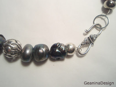 Set de bijuterii: colier din perle negre Biwa - privire de detaliu, incheietoare.