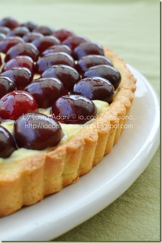 crostata con crema e ciliegie