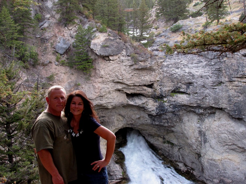 [Gina and Rollie in front of the falls[2].jpg]