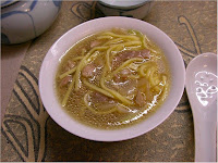 Zuppa cinese di maiale con taglierini