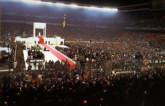 SIEMPRE FIELES- - - - - - - - -: El 3 de noviembre de 1982, el Santiago  Bernabéu se convierte en el escenario de la visita del Papa Juan Pablo II