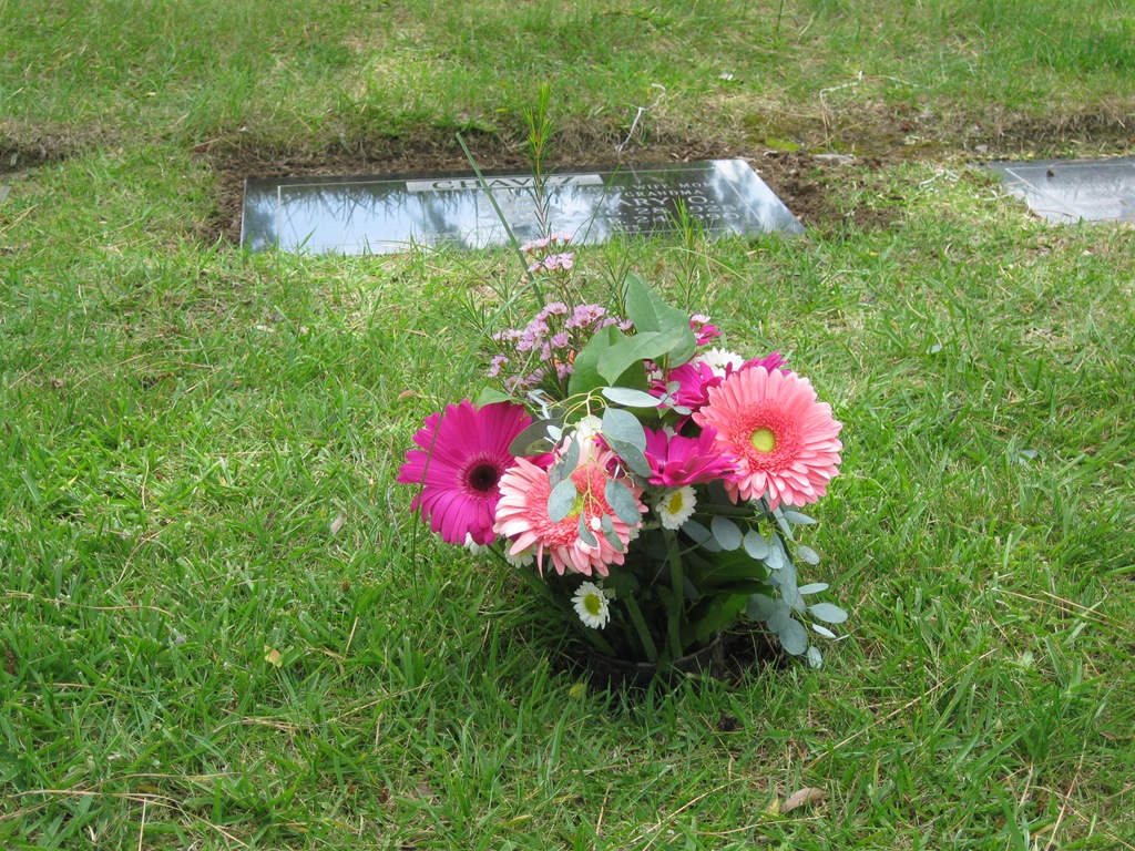 [050811 mother's day cemetery[4].jpg]
